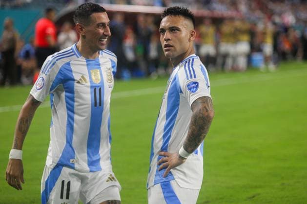 2024-06-29 Argentina v Peru - CONMEBOL Copa America 2024 Group A MIAMI GARDENS, UNITED STATES OF AMERICA - JUNE 29: Lautaro Martinez of Argentina celebrates after scoring the team s first goal with Angel Di Maria of Argentina during the CONMEBOL Copa America 2024 Group A match between Argentina and Peru at Hard Rock Stadium on June 29, 2024 in Miami Gardens, United States of America. (Photo by Pablo Morano BSR Agency) Miami Gardens United States of America Content not available for redistribution in The Netherlands directly or indirectly through any third parties. Copyright: xBSRxAgencyx
