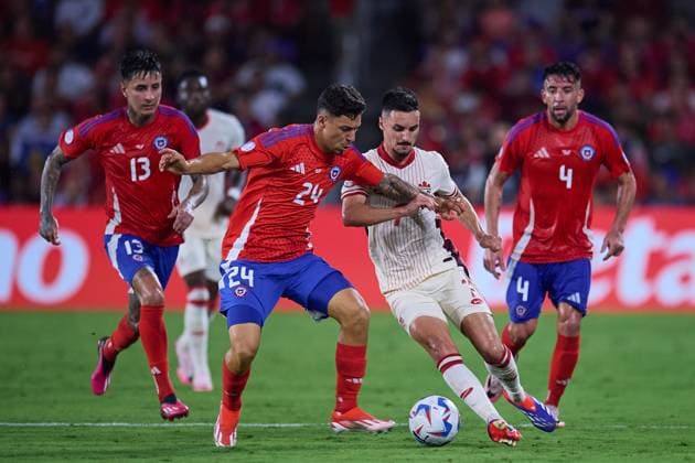 Futbol, Chile vs Canada. Fase de grupos, Copa America 2024. El jugador de Chile Cesar Perez, izquierda, disputa el balon contra Stephen Eustaquio de Canada durante el partido de Copa America por el grupo A disputado en el estadio Exploria en Orlando, Estados Unidos. 29 06 2024 Jose Miguel Melgarejo Mexsport Photosport Football, Chile vs Canada. Group stage, Copa America 2024. Chile s player Cesar Perez, left, vies the ball against Stephen Eustaquio of Canada left the Copa America match for the group A at the Exploria stadium in Orlando, United States. 29 06 2024 Jose Miguel Melgarejo Mexsport Photosport Chile vs Canada, Copa America 2024 