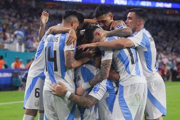 2024-06-29 Argentina v Peru - CONMEBOL Copa America 2024 Group A MIAMI GARDENS, UNITED STATES OF AMERICA - JUNE 29: Lautaro Martinez of Argentina celebrates after scoring the team s first goal with Nico Tagliafico of Argentina, Gonzalo Montiel of Argentina, German Pezzella of Argentina, Nicolas Otamendi of Argentina, Leandro Paredes of Argentina, Exequiel Palacios of Argentina, Giovani Lo Celso of Argentina, Angel Di Maria of Argentina and Alejandro Garnacho of Argentina during the CONMEBOL Copa America 2024 Group A match between Argentina and Peru at Hard Rock Stadium on June 29, 2024 in Miami Gardens, United States of America. (Photo by Pablo Morano BSR Agency) Miami Gardens United States of America Content not available for redistribution in The Netherlands directly or indirectly through any third parties. Copyright: xBSRxAgencyx