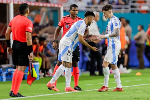 2024-06-29 Argentina v Peru - CONMEBOL Copa America 2024 Group A MIAMI GARDENS, UNITED STATES OF AMERICA - JUNE 29: Alejandro Garnacho of Argentina is being replace by Nicolas Gonzalez of Argentina during the CONMEBOL Copa America 2024 Group A match between Argentina and Peru at Hard Rock Stadium on June 29, 2024 in Miami Gardens, United States of America. (Photo by Pablo Morano BSR Agency) Miami Gardens United States of America Content not available for redistribution in The Netherlands directly or indirectly through any third parties. Copyright: xBSRxAgencyx