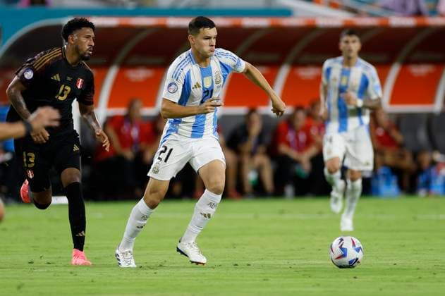 MIAMI GARDENS, FL - JUNE 29: Argentina forward Valentin Carboni (21) dribbles the ball during the game between Argentina and Peru on June 29, 2024 at Hard Rock Stadium in Miami Gardens, Fl. (Photo by David Rosenblum Icon Sportswire) SOCCER: JUN 29 CONMEBOL Copa America - Argentina vs Peru EDITORIAL USE ONLY Icon240629132072