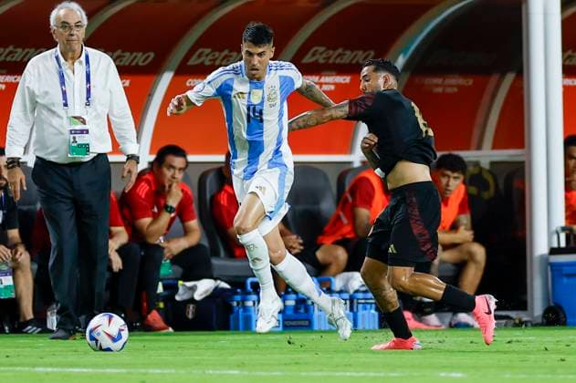 MIAMI GARDENS, FL - JUNE 29: Argentina midfielder Exequiel Palacios (14) dribbles the ball past Peru midfielder Sergio Pena (8) during the game between Argentina and Peru on June 29, 2024 at Hard Rock Stadium in Miami Gardens, Fl. (Photo by David Rosenblum Icon Sportswire) SOCCER: JUN 29 CONMEBOL Copa America - Argentina vs Peru EDITORIAL USE ONLY Icon240629130526
