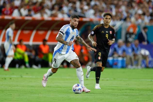 MIAMI GARDENS, FL - JUNE 29: Argentina defender Nicolas Otamendi (19) dribbles the ball during the game between Argentina and Peru on June 29, 2024 at Hard Rock Stadium in Miami Gardens, Fl. (Photo by David Rosenblum Icon Sportswire) SOCCER: JUN 29 CONMEBOL Copa America - Argentina vs Peru EDITORIAL USE ONLY Icon240629130965