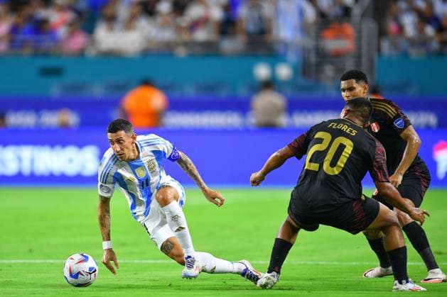 RECORD DATE NOT STATED Copa America USA 2024 Argentina vs Peru Angel Di Maria (L) of Argentina fights for the ball with Edinson Flores (L) of Peru during the CONMEBOL Copa America 2024 group A match between Argentina and Peru, at Hard Rock Stadium, on June 29, 2024 in Miami Gardens, Florida, United States. MIAMI GARDENS FLORIDA UNITED STATES  Copyright: xAdrianxMaciasx 20240629195800_CA_GA_2024_ARG_PER_DIMARIA106