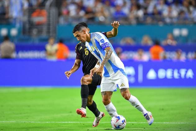 RECORD DATE NOT STATED Copa America USA 2024 Argentina vs Peru Marcos Lopez (L) of Peru fights f the ball with Angel Di Maria (R) of Argentina during the CONMEBOL Copa America 2024 group A match between Argentina and Peru, at Hard Rock Stadium, on June 29, 2024 in Miami Gardens, Florida, United States. MIAMI GARDENS FLORIDA UNITED STATES  Copyright: xAdrianxMaciasx 20240629195757_CA_GA_2024_ARG_PER_DIMARIA112