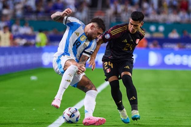 RECORD DATE NOT STATED Copa America USA 2024 Argentina vs Peru Nicolas Otamendi (L) of Argentina fights for the ball with Jose Rivera (R) of Peru during the CONMEBOL Copa America 2024 group A match between Argentina and Peru, at Hard Rock Stadium, on June 29, 2024 in Miami Gardens, Florida, United States. MIAMI GARDENS FLORIDA UNITED STATES  Copyright: xJONATHANxDUENASx 20240629202125_CA_GA_2024_ARG_PER_OTAMENDI147