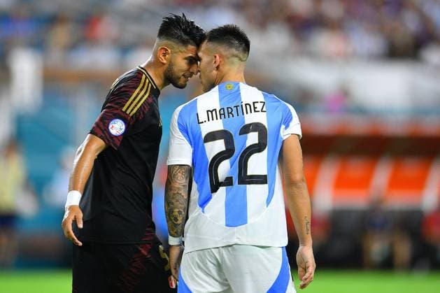 RECORD DATE NOT STATED Copa America USA 2024 Argentina vs Peru Carlos Zambrano (L) of Peru and Lautari Martinez (R) of Argentina during the CONMEBOL Copa America 2024 group A match between Argentina and Peru, at Hard Rock Stadium, on June 29, 2024 in Miami Gardens, Florida, United States. MIAMI GARDENS FLORIDA UNITED STATES  Copyright: xAdrianxMaciasx 20240629204446_CA_GA_2024_ARG_PER_MARTINEZ170