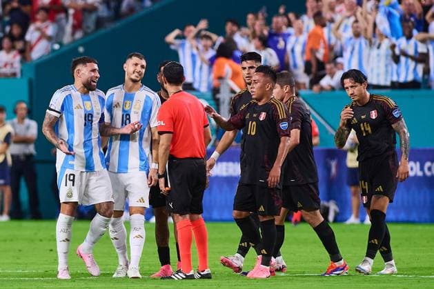 RECORD DATE NOT STATED Copa America USA 2024 Argentina vs Peru Nicolas Otamendi, Guido Rodriguez of Argentina, referee Cesar Arturo Ramos of Mexico and Christian Cueva of Peru during the CONMEBOL Copa America 2024 group A match between Argentina and Peru, at Hard Rock Stadium, on June 29, 2024 in Miami Gardens, Florida, United States. MIAMI GARDENS FLORIDA UNITED STATES  Copyright: xJONATHANxDUENASx 20240629205118_CA_GA_2024_ARG_PER_RODRIGUEZ192