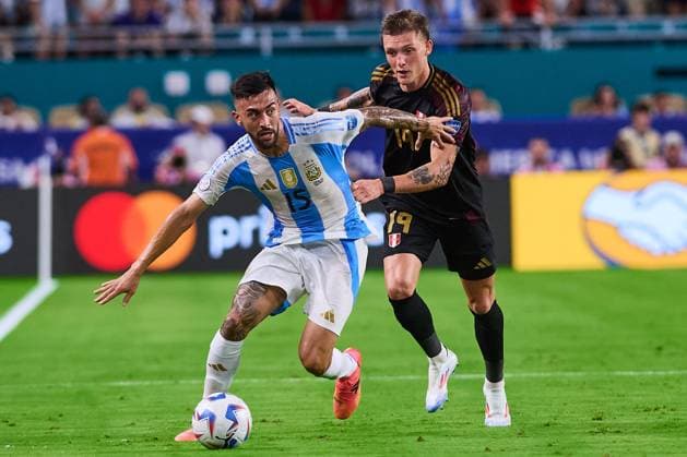 RECORD DATE NOT STATED Copa America USA 2024 Argentina vs Peru Nicolas Gonzalez (L) of Argentina fights for the ball with Oliver Sonne (R) of Peru during the CONMEBOL Copa America 2024 group A match between Argentina and Peru, at Hard Rock Stadium, on June 29, 2024 in Miami Gardens, Florida, United States. MIAMI GARDENS FLORIDA UNITED STATES  Copyright: xJONATHANxDUENASx 20240629210025_CA_GA_2024_ARG_PER_GONZALEZ221