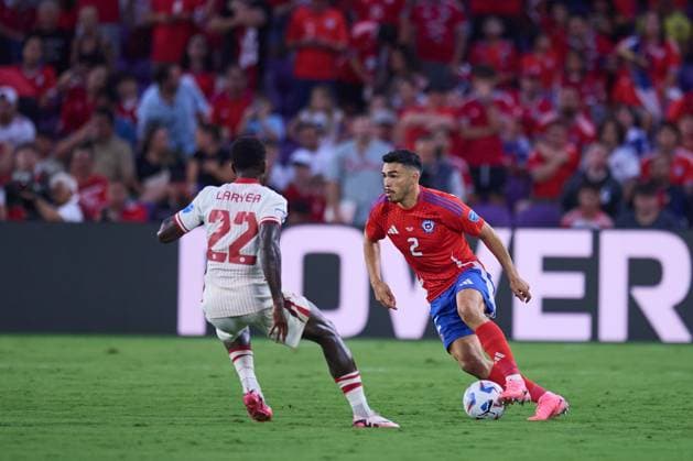 RECORD DATE NOT STATED Copa America USA 2024 Canada 0-0 Chile Richie Laryea (L) of Canada fights for the ball with Gabriel Suazo (R) of Chile during the CONMEBOL Copa America 2024 group A match between Canada and Chile, at Inter-Co Stadium, on June 29, 2024 in Orlando, Florida, United States. ORLANDO FLORIDA UNITED STATES  Copyright: xJosexLuisxMelgarejox 20240629192753_CA_GA_2024_CAN_CHI_SUAZO34