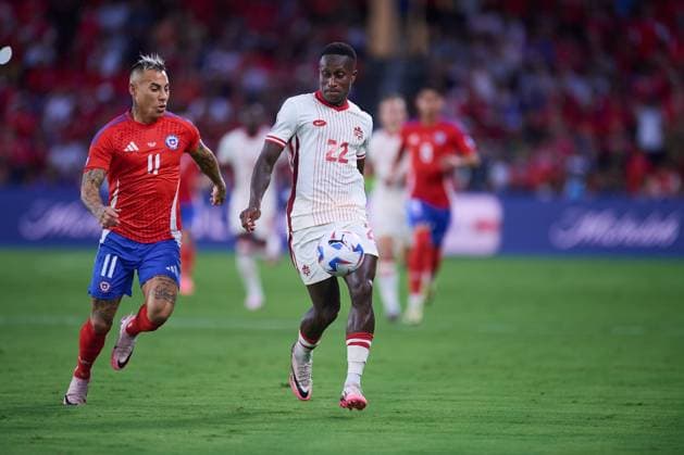 RECORD DATE NOT STATED Copa America USA 2024 Canada vs Chile Eduardo Vargas (L) of Chile fights for the ball with Richie Laryea (R) of Canada during the CONMEBOL Copa America 2024 group A match between Canada and Chile, at Inter-Co Stadium, on June 29, 2024 in Orlando, Florida, United States. ORLANDO FLORIDA UNITED STATES  Copyright: xJosexLuisxMelgarejox 20240629192756_CA_GA_2024_CAN_CHI_LARYEA35