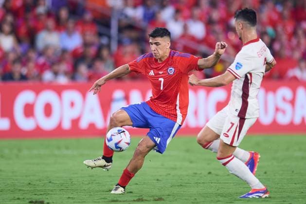 RECORD DATE NOT STATED Copa America USA 2024 Canada vs Chile Maximiliano Nunez (L) of Chile fights for the ball with Stephen Eustaquio (R) of Canada during the CONMEBOL Copa America 2024 group A match between Canada and Chile, at Inter-Co Stadium, on June 29, 2024 in Orlando, Florida, United States. ORLANDO FLORIDA UNITED STATES  Copyright: xJosexLuisxMelgarejox 20240629193752_CA_GA_2024_CAN_CHI_NUNEZ42