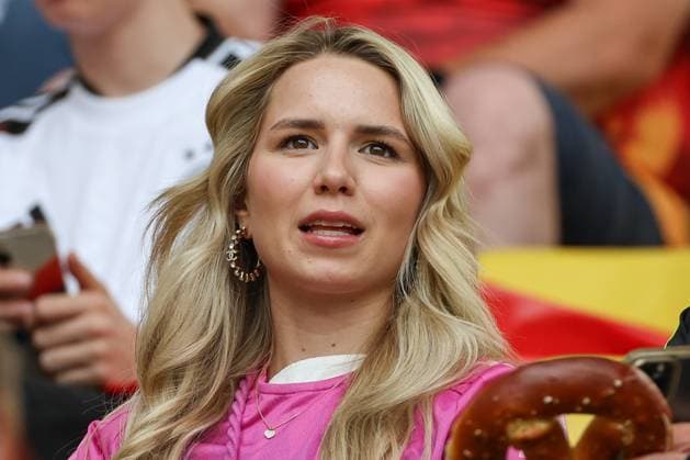 EM 2024: Deutschland - Dänemark am 29.06.2024 in dem BVB Stadion Dortmund in Dortmund Anika Bissel die Frau von Torwart Goalkeeper Manuel Neuer (Deutschland 1) *** Euro 2024 Germany Denmark on 29 06 2024 in the BVB stadium Dortmund in Dortmund Anika Bissel the wife of goalkeeper Manuel Neuer Germany 1 MH