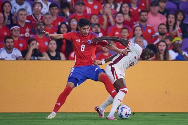 RECORD DATE NOT STATED Copa America USA 2024 Canada 0-0 Chile Dario Osorio (L) of Chile fights for the ball with Alphonso Davies (R) of Canada during the CONMEBOL Copa America 2024 group A match between Canada and Chile, at Inter-Co Stadium, on June 29, 2024 in Orlando, Florida, United States. ORLANDO FLORIDA UNITED STATES  Copyright: xJosexLuisxMelgarejox 20240629200143_CA_GA_2024_CAN_CHI_OSORIO63