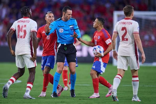 RECORD DATE NOT STATED Copa America USA 2024 Canada 0-0 Chile Eduardo Vargas of Chile , referee Wilmar Roldan, and Alexis Sanchez of Chileduring the CONMEBOL Copa America 2024 group A match between Canada and Chile, at Inter-Co Stadium, on June 29, 2024 in Orlando, Florida, United States. ORLANDO FLORIDA UNITED STATES  Copyright: xJosexLuisxMelgarejox 20240629200145_CA_GA_2024_CAN_CHI_SANCHEZ66