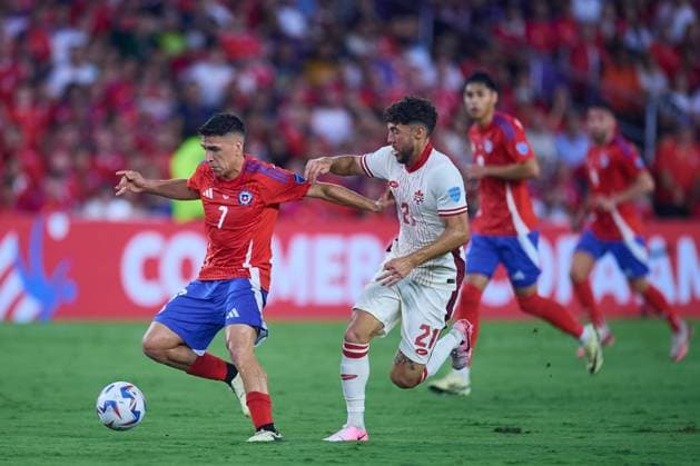 RECORD DATE NOT STATED Copa America USA 2024 Canada 0-0 Chile Maximiliano Nunez (L) of Chile fights for the ball with Jonathan Osorio (R) of Canada during the CONMEBOL Copa America 2024 group A match between Canada and Chile, at Inter-Co Stadium, on June 29, 2024 in Orlando, Florida, United States. ORLANDO FLORIDA UNITED STATES  Copyright: xJosexLuisxMelgarejox 20240629200146_CA_GA_2024_CAN_CHI_NUNEZ65
