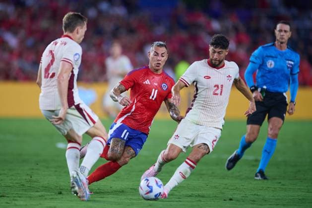 RECORD DATE NOT STATED Copa America USA 2024 Canada 0-0 Chile Eduardo Vargas (L) of Chile fights for the ball with Jonathan Osorio (R) of Canada during the CONMEBOL Copa America 2024 group A match between Canada and Chile, at Inter-Co Stadium, on June 29, 2024 in Orlando, Florida, United States. ORLANDO FLORIDA UNITED STATES  Copyright: xJosexLuisxMelgarejox 20240629200820_CA_GA_2024_CAN_CHI_OSORIO70
