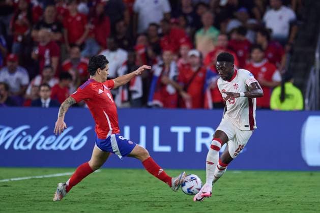 RECORD DATE NOT STATED Copa America USA 2024 Canada 0-0 Chile Victor Davila (L) of Chile fights for the ball with Alphonso Davies (R) of Canada during the CONMEBOL Copa America 2024 group A match between Canada and Chile, at Inter-Co Stadium, on June 29, 2024 in Orlando, Florida, United States. ORLANDO FLORIDA UNITED STATES  Copyright: xJosexLuisxMelgarejox 20240629203308_CA_GA_2024_CAN_CHI_DAVIES85