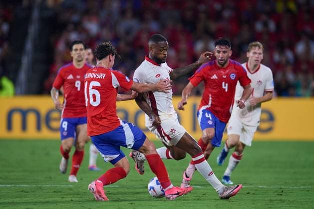 RECORD DATE NOT STATED Copa America USA 2024 Canada 0-0 Chile Igor Lichnovsky (L) of Chile fights for the ball with Cyle Larin (R) of Canada during the CONMEBOL Copa America 2024 group A match between Canada and Chile, at Inter-Co Stadium, on June 29, 2024 in Orlando, Florida, United States. ORLANDO FLORIDA UNITED STATES  Copyright: xJosexLuisxMelgarejox 20240629204226_CA_GA_2024_CAN_CHI_LARIN92