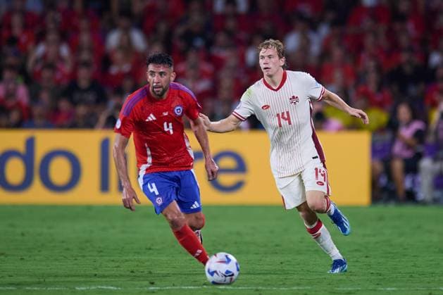 RECORD DATE NOT STATED Copa America USA 2024 Canada 0-0 Chile Mauricio Isla (L) of Chile fights for the ball with Jacob Shaffelburg (R) of Canada during the CONMEBOL Copa America 2024 group A match between Canada and Chile, at Inter-Co Stadium, on June 29, 2024 in Orlando, Florida, United States. ORLANDO FLORIDA UNITED STATES  Copyright: xJosexLuisxMelgarejox 20240629204230_CA_GA_2024_CAN_CHI_ISLA91