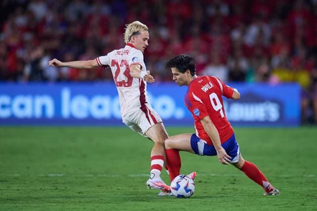 RECORD DATE NOT STATED Copa America USA 2024 Canada 0-0 Chile Liam Millar (L) of Canada fights for the ball with Victor Davila (R) of Chile during the CONMEBOL Copa America 2024 group A match between Canada and Chile, at Inter-Co Stadium, on June 29, 2024 in Orlando, Florida, United States. ORLANDO FLORIDA UNITED STATES  Copyright: xJosexLuisxMelgarejox 20240629204919_CA_GA_2024_CAN_CHI_DAVILA98