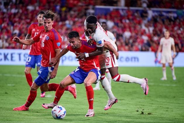 RECORD DATE NOT STATED Copa America USA 2024 Canada 0-0 Chile Mauricio Isla (L) of Chile fights for the ball with Alphonso Davies (R) of Canada during the CONMEBOL Copa America 2024 group A match between Canada and Chile, at Inter-Co Stadium, on June 29, 2024 in Orlando, Florida, United States. ORLANDO FLORIDA UNITED STATES  Copyright: xJosexLuisxMelgarejox 20240629212456_CA_GA_2024_CAN_CHI_ISLA131