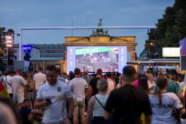 Fanzone, match interruption due to thunderstorm in Dortmund, Berlin, 29 06 2024 Fassball fans celebrate and inform themselves at the Fanzone at the Brandenburg Gate after the interruption of the round of 16 match between Germany and Denmark due to a thunderstorm over the stadium in Dortmund, Berlin, 29 06 2024 Berlin Fanzone Copyright: xBenxKriemannx