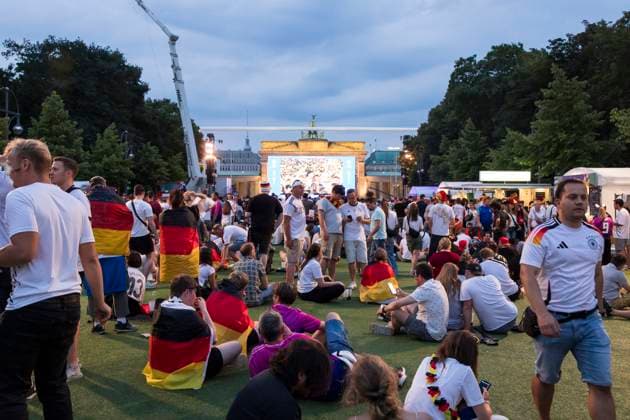 Fanzone, match interruption due to thunderstorm in Dortmund, Berlin, 29 06 2024 Fassball fans celebrate and inform themselves at the Fanzone at the Brandenburg Gate after the interruption of the round of 16 match between Germany and Denmark due to a thunderstorm over the stadium in Dortmund, Berlin, 29 06 2024 Berlin Fanzone Copyright: xBenxKriemannx