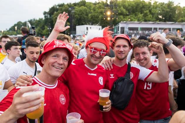 European Football Championship, fan zone at the Brandenburg Gate, Berlin, 29 06 2024 Danish fans at the fan zone at the Brandenburg Gate during the round of 16 match between Germany and Denmark at the European Football Championship, Berlin, 29 06 2024 Berlin fan zone Copyright: xBenxKriemannx