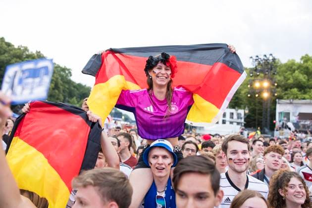 European Football Championship, fan zone at the Brandenburg Gate, Berlin, 29 06 2024 Celinda celebrates with the German flag on her boyfriends shoulders at the fan zone at the Brandenburg Gate during the round of 16 match between Germany and Denmark at the European Football Championship, Berlin, 29 06 2024 Berlin fan zone Copyright: xBenxKriemannx