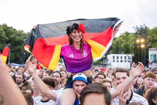European Football Championship, fan zone at the Brandenburg Gate, Berlin, 29 06 2024 Celinda celebrates with the German flag on her boyfriends shoulders at the fan zone at the Brandenburg Gate during the round of 16 match between Germany and Denmark at the European Football Championship, Berlin, 29 06 2024 Berlin fan zone Copyright: xBenxKriemannx