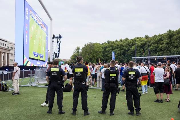 European Football Championship, fan zone at the Brandenburg Gate, Berlin, 29 06 2024 Four police officers watch the front part of the fan zone at the Brandenburg Gate during the round of 16 match between Germany and Denmark at the European Football Championship, Berlin, 29 06 2024 Berlin fan zone Copyright: xBenxKriemannx
