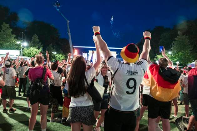 European Football Championship, fan zone at the Brandenburg Gate, Berlin, 29 06 2024 Fans cheer after the 1 0 for Germany at the fan zone at the Brandenburg Gate during the round of 16 match between Germany and Denmark at the European Football Championship, Berlin, 29 06 2024 Berlin fan zone Copyright: xBenxKriemannx