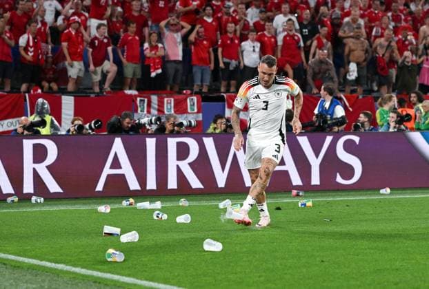 David Raum Germany removes beer cups thrown from the pitch after the 1 0 29 06 2024, European Football Championship 2024, Round of 16 Germany Denmark 2 0 Dortmund North Rhine-Westphalia Germany Team2