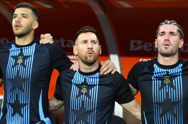Argentina s forward Lionel Messi C , goalkeeper Geronimo Rulli L and midfielder Rodrigo de Paul sing the national anthem before the Copa America USA 2024, group A match between Argentina and Peru, at Hard Rock stadium in Miami, on June 29, 2024 MIAMI UNITED STATES Copyright: xALEJANDROxPAGNIx