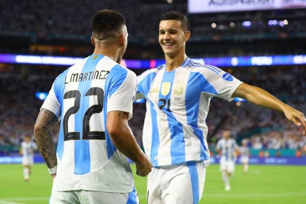 Argentina s forward Lautaro Martinez celebrates with teammates after scoring the team™s second goal against Peru during the Copa America USA 2024, group A match between Argentina and Peru, at Hard Rock stadium in Miami, on June 29, 2024 MIAMI UNITED STATES Copyright: xALEJANDROxPAGNIx