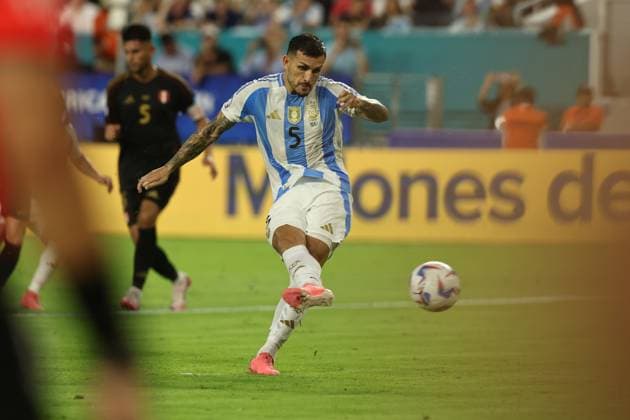 Argentina s midfielder Leandro Paredes C shots a penalty kick but not scores during the Copa America USA 2024, group A, match between Argentina and Peru, at Hard Rock stadium in Miami, on June 29, 2024 MIAMI UNITED STATES Copyright: xALEJANDROxPAGNIx