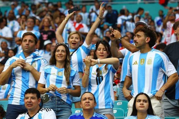 Argentina™s supporters cheer for their team during the Copa America USA 2024, group match between Argentina and Peru, at Hard Rock stadium in Miami, on June 29, 2024 MIAMI UNITED STATES Copyright: xALEJANDROxPAGNIx