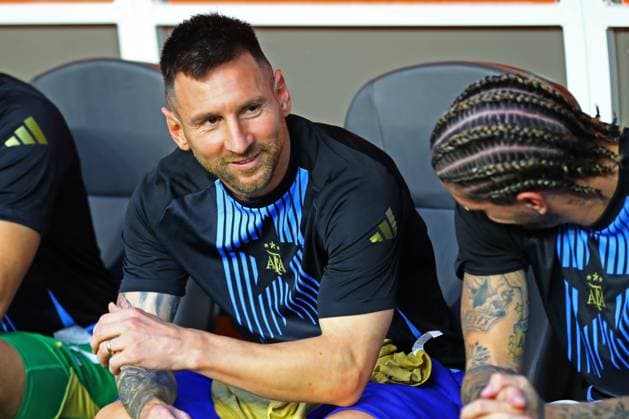 Argentina s forward Lionel Messi L abd Argentina s midfielder Rodrigo de Paul chat on the bench before the Copa America USA 2024, group A match between Argentina and Peru, at Hard Rock stadium in Miami, on June 29, 2024 MIAMI UNITED STATES Copyright: xALEJANDROxPAGNIx