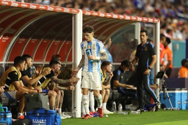 Argentina s forward Alejandro Garcnacho C is greeted by teammates after being substituted during the match against Peru during the Copa America USA 2024, at Hard Rock stadium in Miami, on June 29, 2024 MIAMI UNITED STATES Copyright: xALEJANDROxPAGNIx