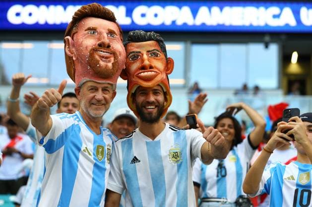 Argentina™s supporters cheer for their team during the Copa America USA 2024, group match between Argentina and Peru, at Hard Rock stadium in Miami, on June 29, 2024 MIAMI UNITED STATES Copyright: xALEJANDROxPAGNIx