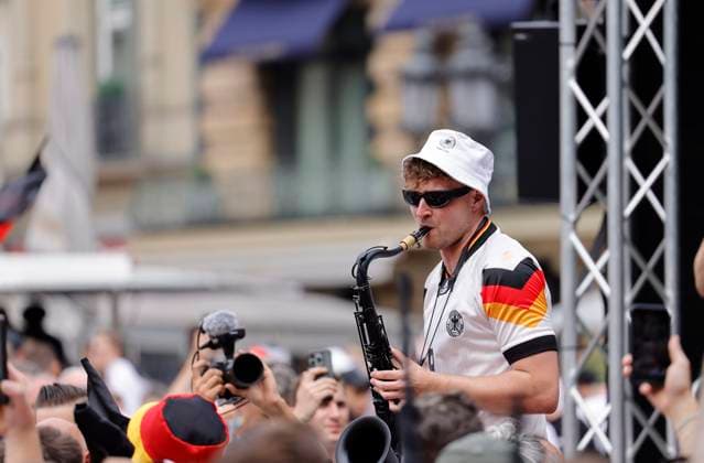 EURO 2024, Fanzone Frankfurt, saxophonist Andre Schnura