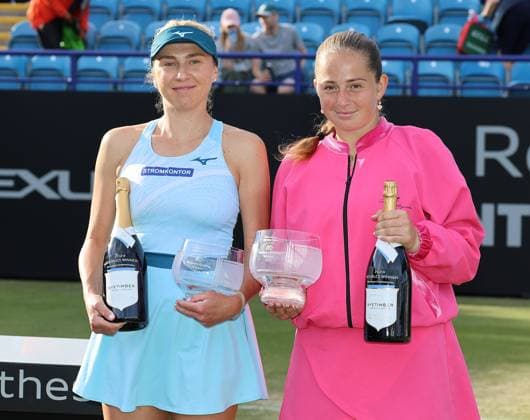 TENNIS - WTA, Tennis Damen Eastbourne International EASTBOURNE,ENGLAND,29.JUN.24 - TENNIS - WTA Tour, Eastbourne International. Image shows Nadia Kichenok (UKR) and Jelena Ostapenko (LAT). Keywords: trophy.  GEPAxpictures xAlanxGrieves