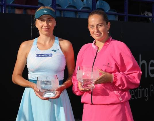 TENNIS - WTA, Tennis Damen Eastbourne International EASTBOURNE,ENGLAND,29.JUN.24 - TENNIS - WTA Tour, Eastbourne International. Image shows Nadia Kichenok (UKR) and Jelena Ostapenko (LAT). Keywords: trophy.  GEPAxpictures xAlanxGrieves