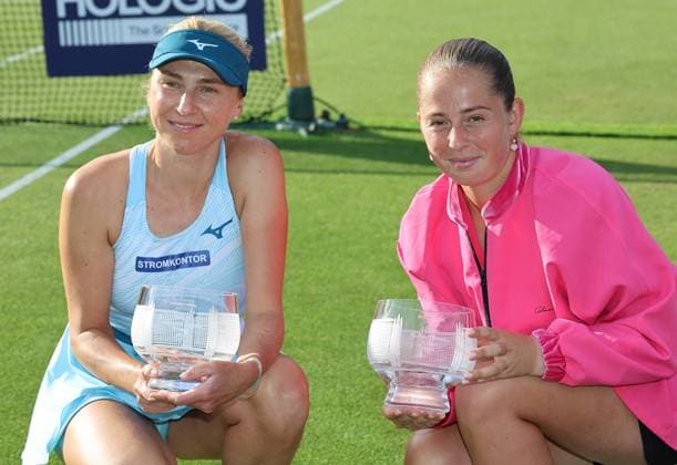 TENNIS - WTA, Tennis Damen Eastbourne International EASTBOURNE,ENGLAND,29.JUN.24 - TENNIS - WTA Tour, Eastbourne International. Image shows Nadia Kichenok (UKR) and Jelena Ostapenko (LAT). Keywords: trophy.  GEPAxpictures xAlanxGrieves