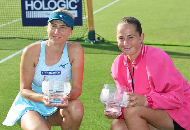 TENNIS - WTA, Tennis Damen Eastbourne International EASTBOURNE,ENGLAND,29.JUN.24 - TENNIS - WTA Tour, Eastbourne International. Image shows Nadia Kichenok (UKR) and Jelena Ostapenko (LAT). Keywords: trophy.  GEPAxpictures xAlanxGrieves