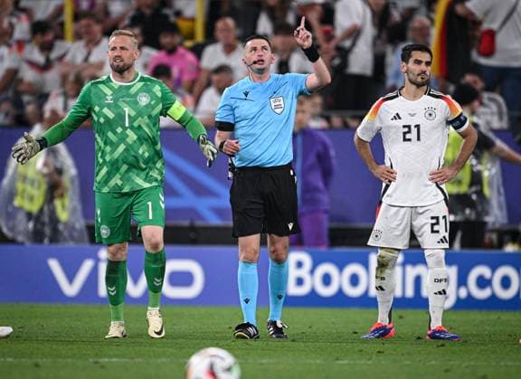 Football Euro 2024 Round of 16 29 06 2024 Germany Denmark Referee Michael Oliver Enland called the two captains Ilkay Guendogan right, Germany and goalkeeper Kasper Schmeichel left, Denmark to him to apparently point out a SEK police operation under the roof of the stadium