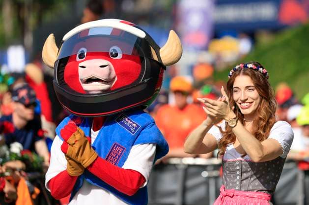 FORMULA 1 - GP of Austria 2024 SPIELBERG,AUSTRIA,30.JUN.24 - MOTORSPORTS, FORMULA 1 - Grand Prix of Austria, Red Bull Ring. Image shows a mascot and a girl.  GEPAxpictures xMarioxBuehner-Weinrauch