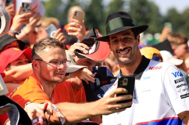 FORMULA 1 - GP of Austria 2024 SPIELBERG,AUSTRIA,30.JUN.24 - MOTORSPORTS, FORMULA 1 - Grand Prix of Austria, Red Bull Ring. Image shows Daniel Ricciardo (AUS VCARB) and fans.  GEPAxpictures xMarioxBuehner-Weinrauch