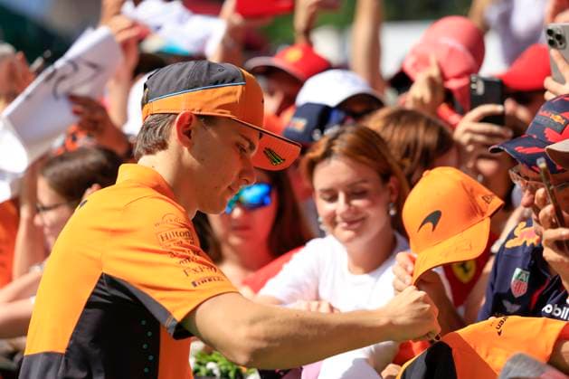 FORMULA 1 - GP of Austria 2024 SPIELBERG,AUSTRIA,30.JUN.24 - MOTORSPORTS, FORMULA 1 - Grand Prix of Austria, Red Bull Ring. Image shows Oscar Piastri (AUS McLaren) and fans.  GEPAxpictures xMarioxBuehner-Weinrauch